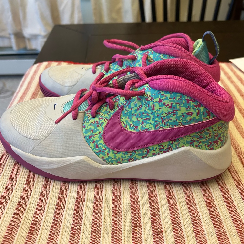 Like NEW Nike basketball sneakers